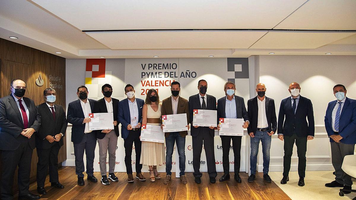 Representantes de Cámara España, Cámara Valencia, Banco Santander y Levante-EMV junto con los galardonados en los premios Pyme 2021. | GERMÁN CABALLERO