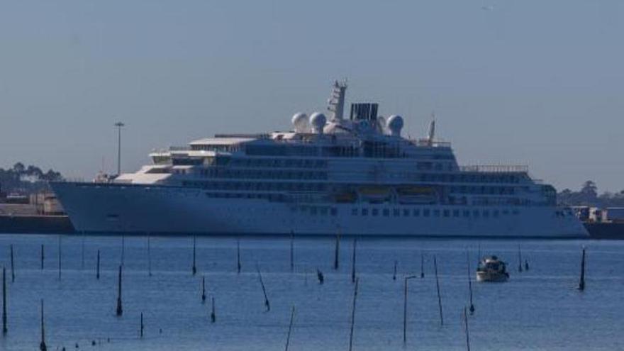 El “Crystal Endeavor” hizo ayer escala en Vilagarcía.