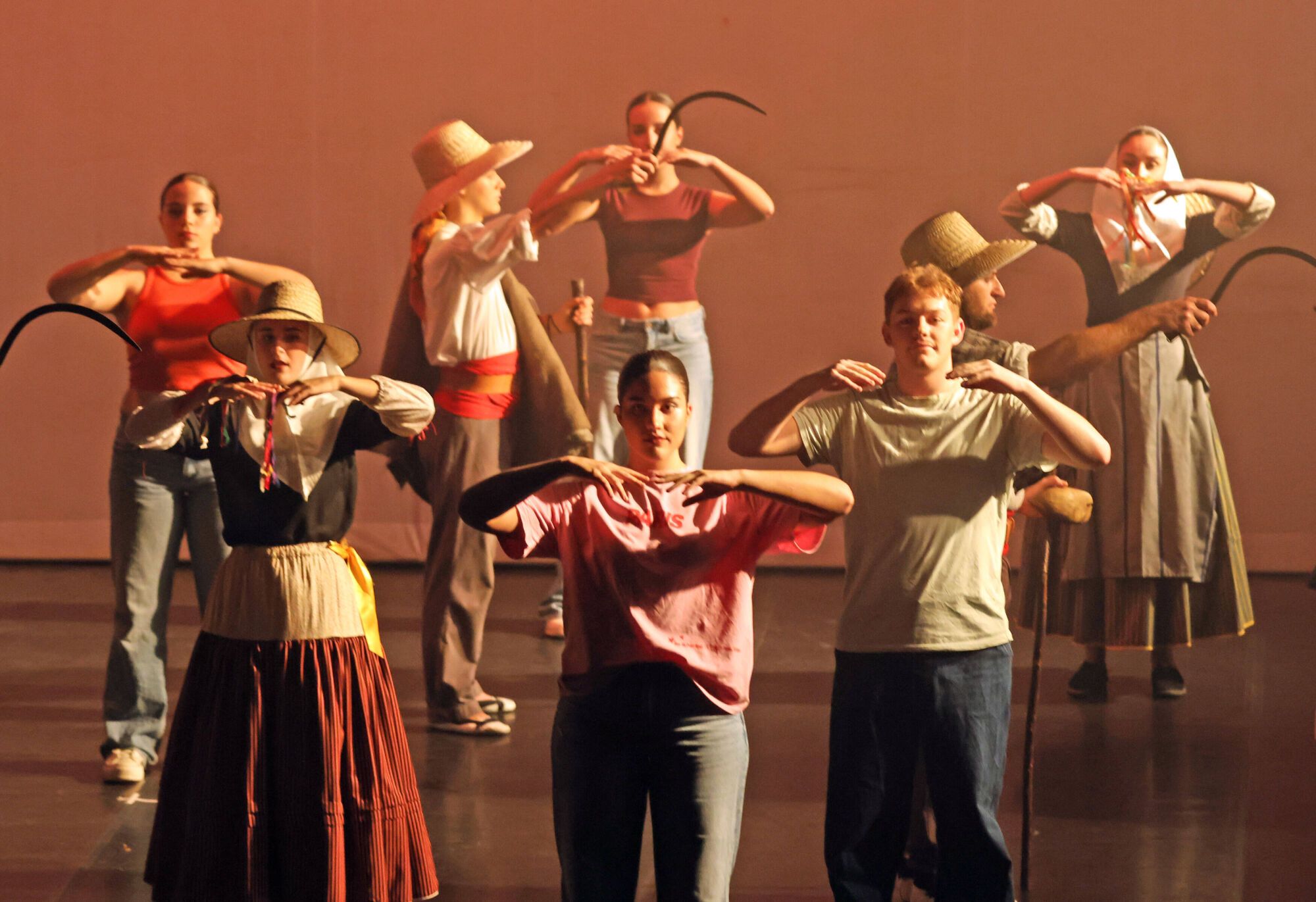 GALERIA | L’Esbart Dansaire Santvicentí estrena espectacle al Conservatori de Manresa