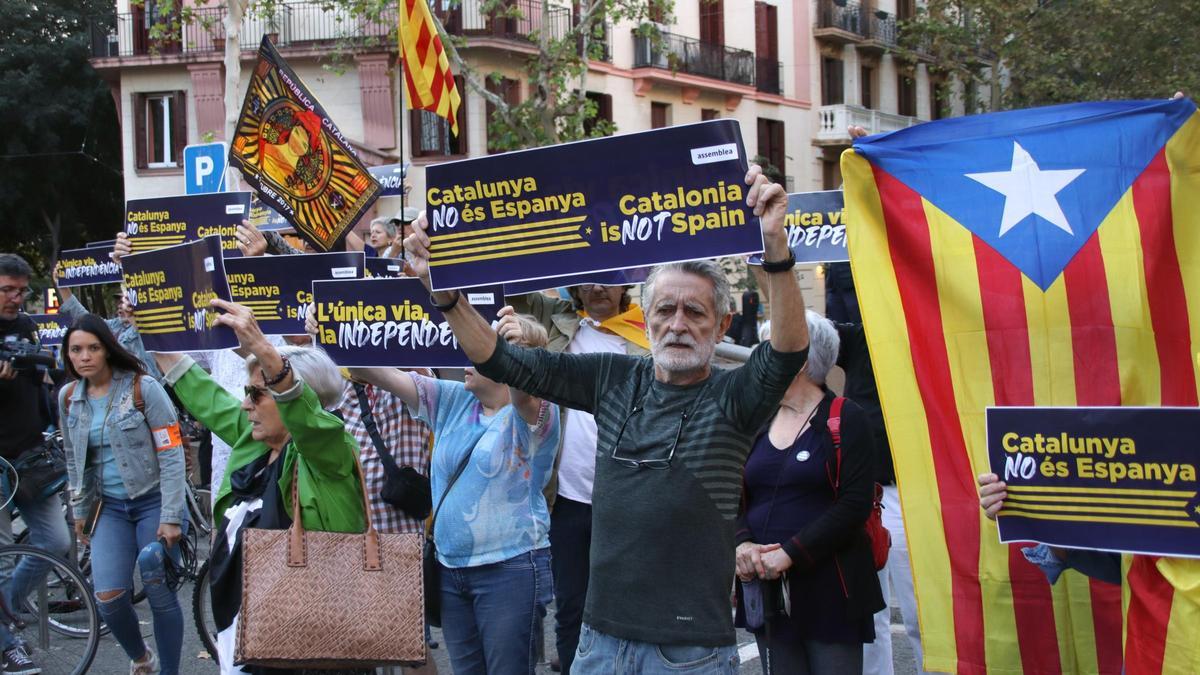 Manifestants contra la reunió de ministres de Transports europeus mostrant estelades i cartells a favor de la independència
