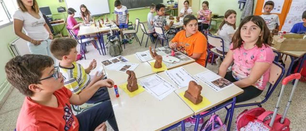 El material escolar clásico está arrinconado y los niños no tienen libros porque no los necesitan, ya que todo se basa en la investigación, las nuevas tecnologías o el trabajo en grupo.