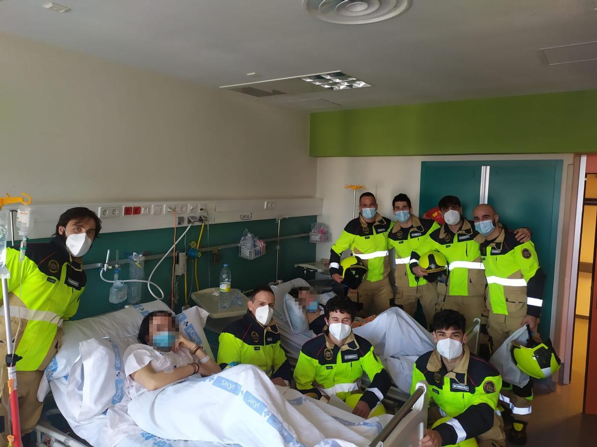 Bomberos de Zamora visitan la planta de Pediatría del Hospital Virgen de la Concha de Zamora.