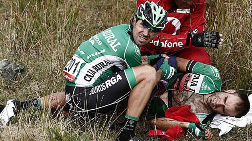 El ciclista del Caja Rural Lluis Mas, tras caerse en la Vuelta.