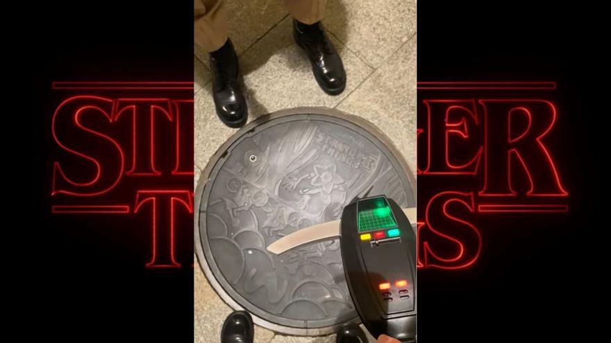 Vigo conecta con el Upside Down: aparece una alcantarilla de 'Stranger Things' en una calle de la ciudad