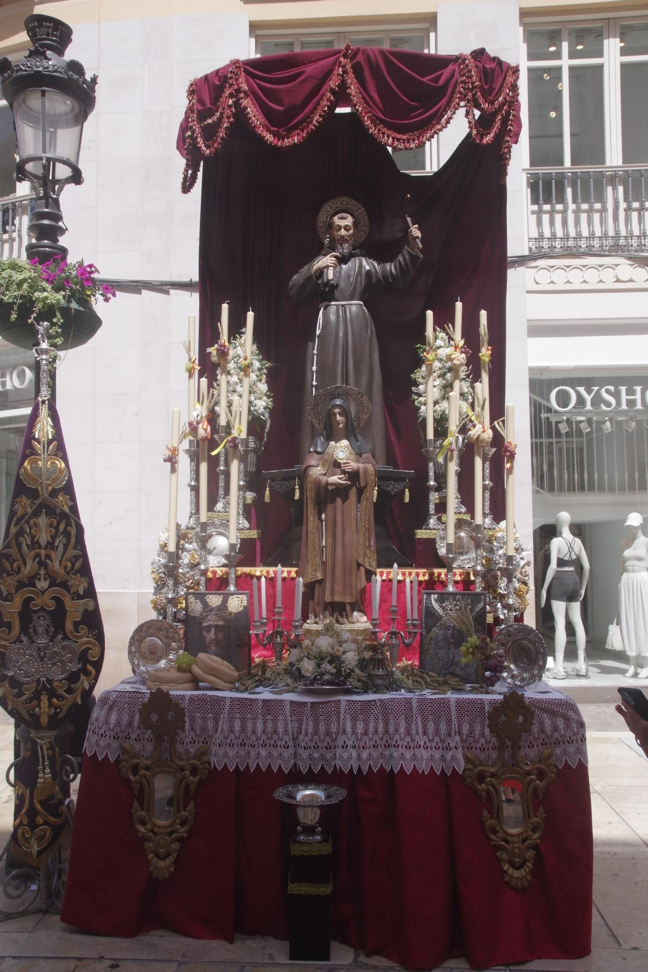 Altar montado por Llagas y Buena Fe para la procesión del Corpus de Málaga 2025.JPG