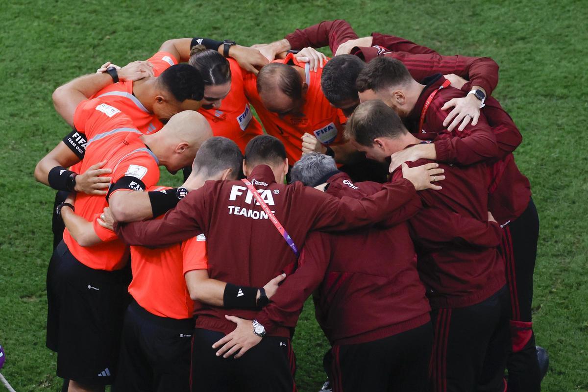 Equipo de árbitros antes de un partido