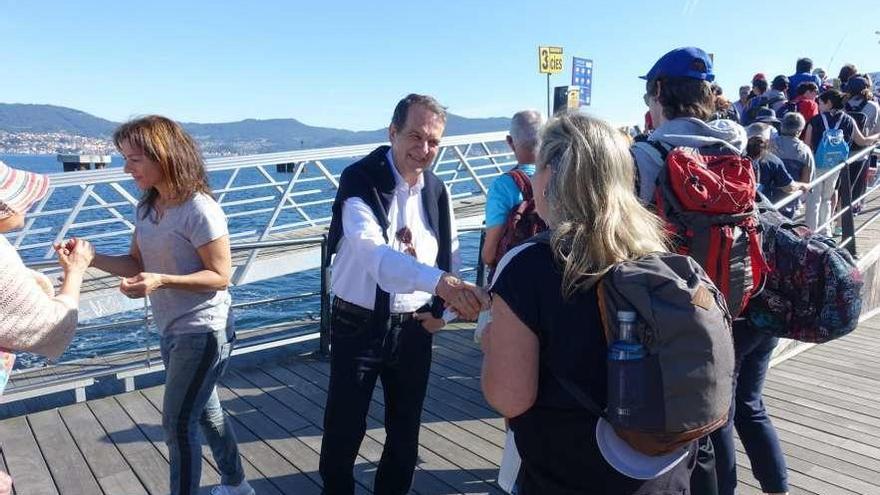 Desembarco de visitantes que ayer se desplazaron a las islas Cíes, que cubrió su cupo. // Ricardo Grobas