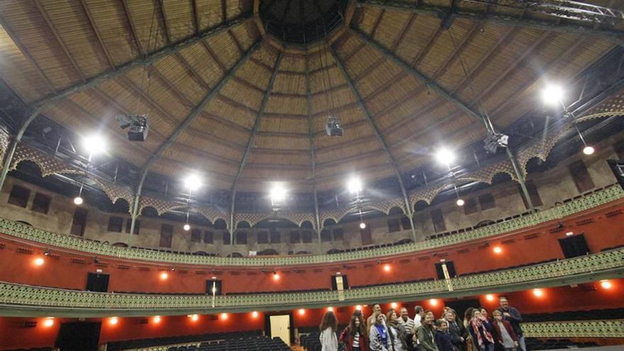 El escenario del Teatro Circo también acogió a muchos curiosos.