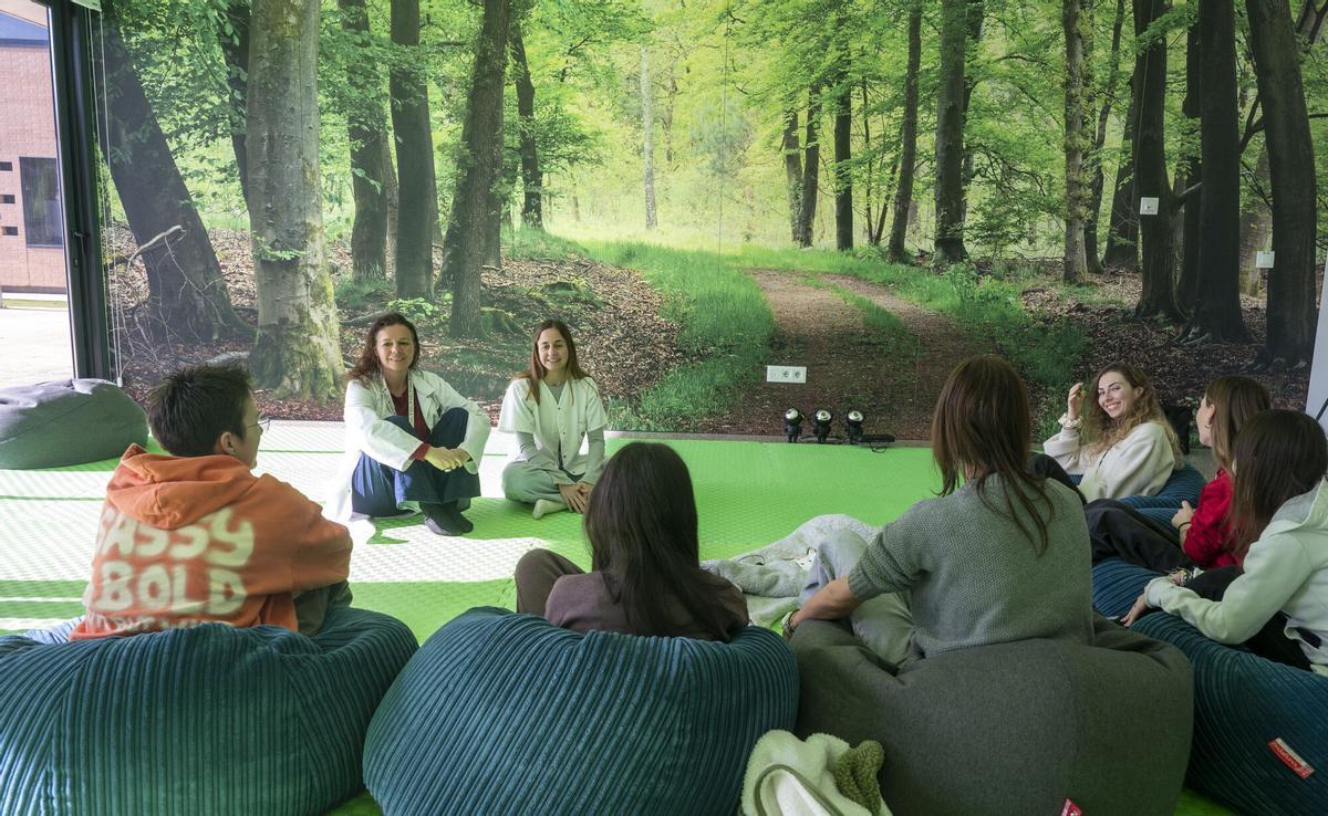 La doctora Jaurrieta, a la izquierda, y la psicóloga Gara Alias, frente a un grupo de pacientes de la unidad de TCA de Martorell.