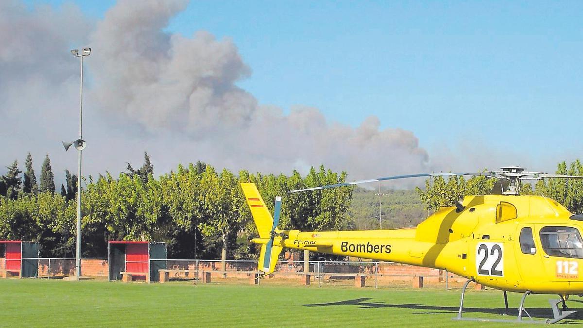 Un helicòpter dels Bombers al camp de futbol de Viladamat.