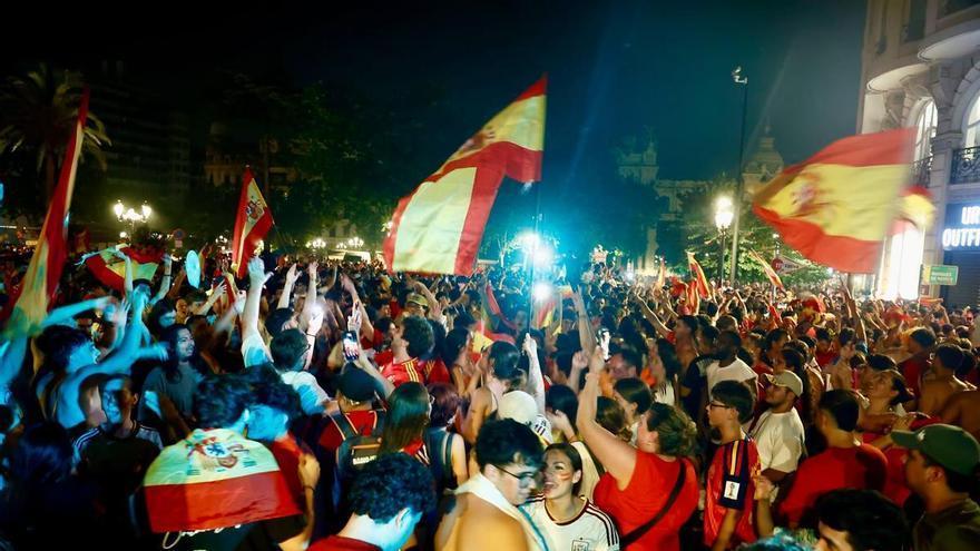 Dos detenidos en València por lanzar adoquines contra la Policía Local durante las celebraciones del Mundial