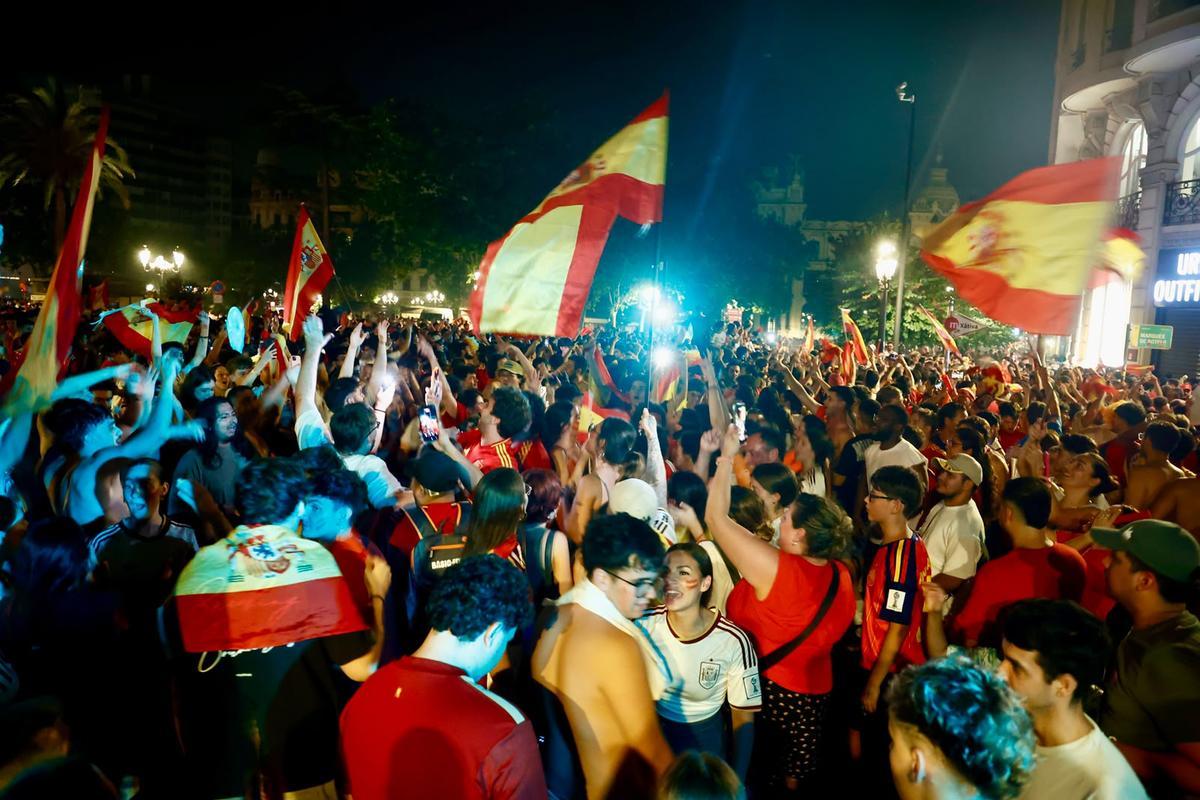 Así está viviendo la plaza del Ayuntamiento de València la final del Mundial de España