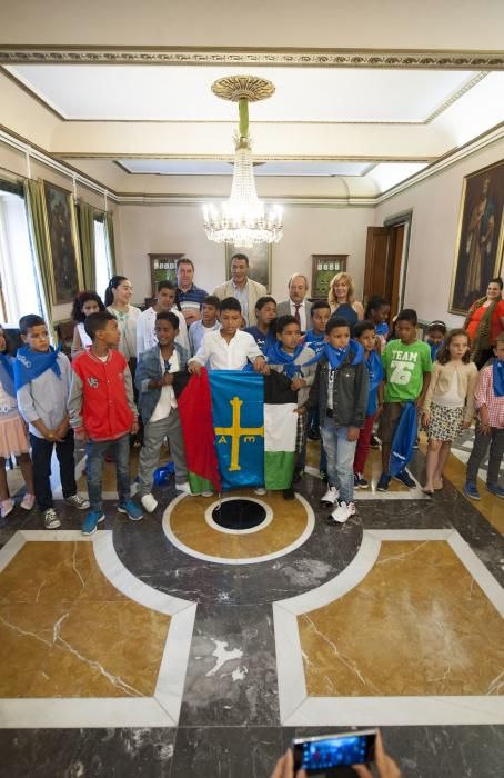 Recepción a niños saharauis en el Ayuntamiento de Oviedo