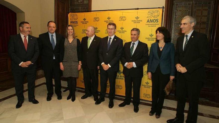 Feijóo, los conselleiros de Economía y Medio Rural y la alcaldesa de Lugo con responsables de Caixa Rural Galega.