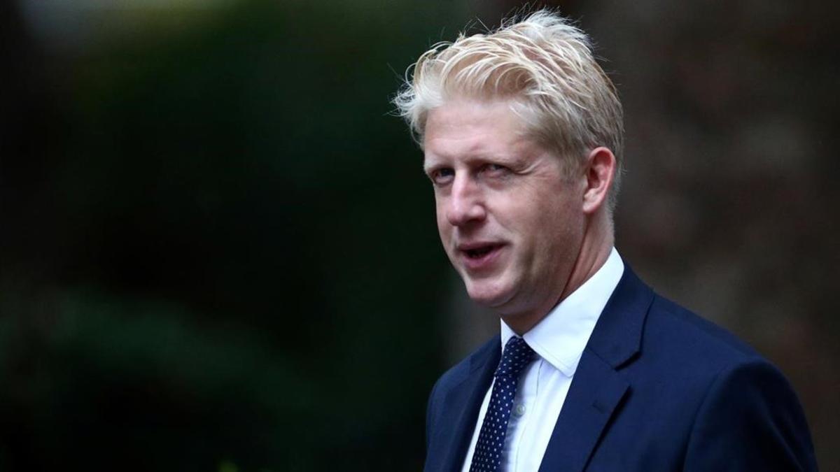 Jo Johnson, hermano del primer ministro Boris Johnson, afuera de 10 Downing Street