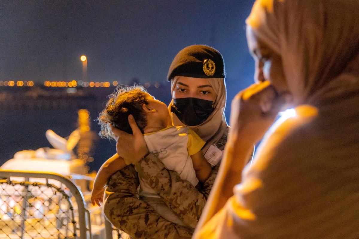 Ciudadanos de Arabia Saudí llegan a la base naval de Jeddah tras ser evacuados desde Sudán