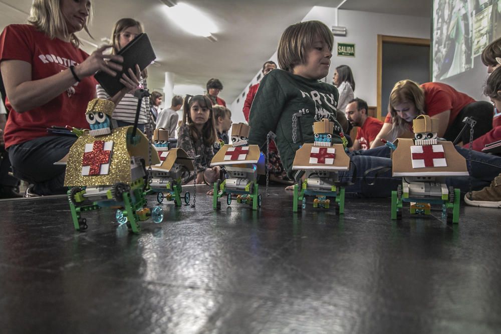 El colegio La Salle lleva a cabo un taller para crear y programar autómatas con los que simular la entrada de Moros y Cristianos