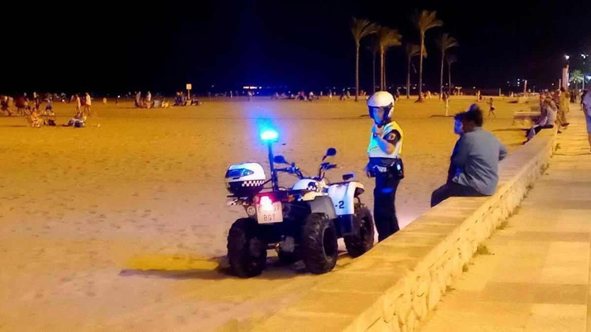 Un agente de la Policía Local de Cullera, en la playa de San Antonio, en una noche de San Juan.