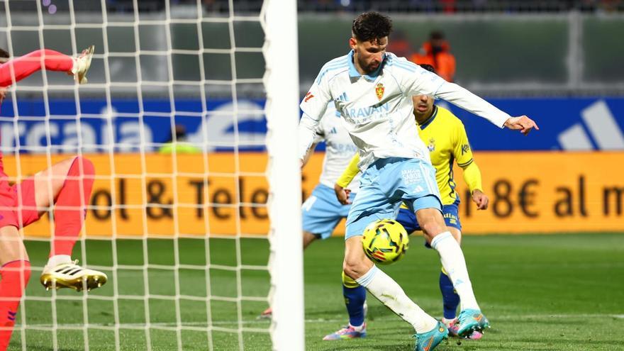 Kodro remata a portería en la acción que supuso el 1-1 para el Real Zaragoza.