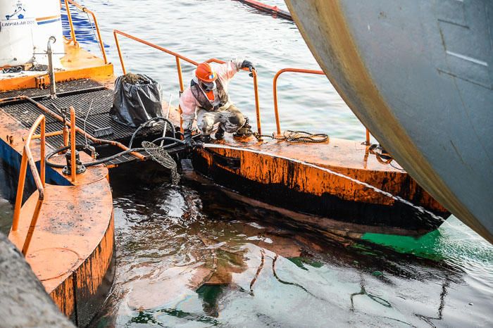 VERTIDO DE FUEL EN EL PUERTO