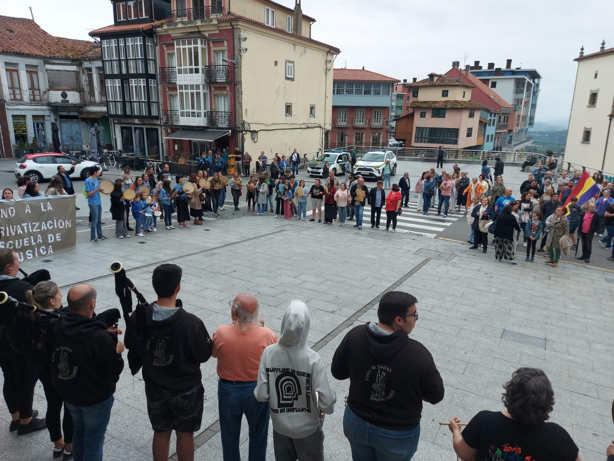 En imágenes: Así fue la manifestación contra el cierre de la Escuela de Música de Tineo