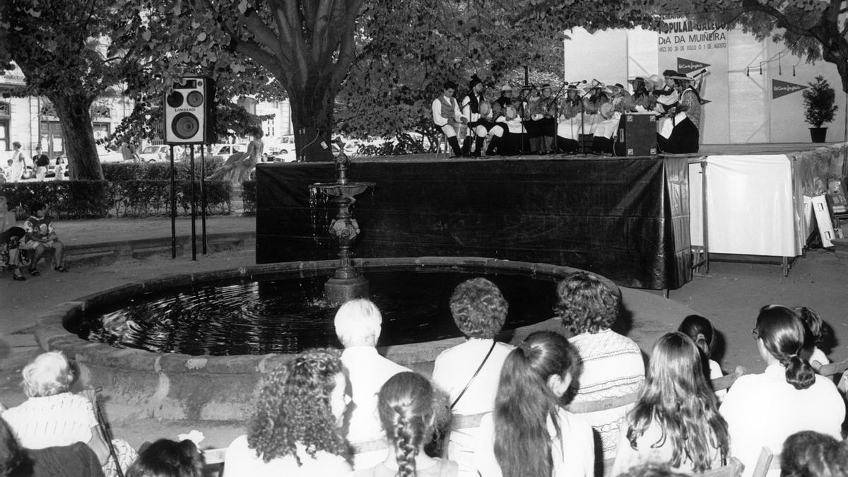 Actuación de un grupo folklórico en la Alameda, en 1992.
