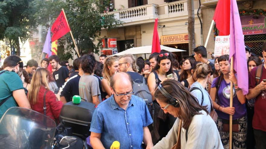 Concentració independentista davant la seu del PDeCAT.