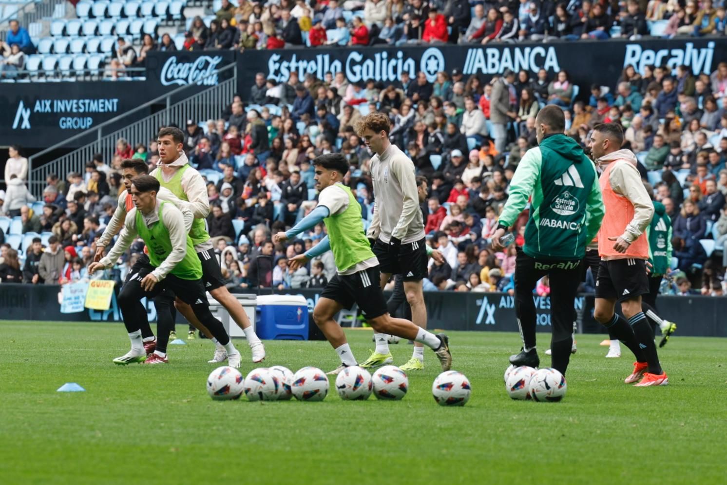 Cientos de aficionados disfrutan del entrenamiento del Celta en Balaídos