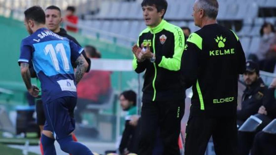 Pacheta aplaude a Iván Sánchez, autor del gol del Elche, junto al utillero Pepito.