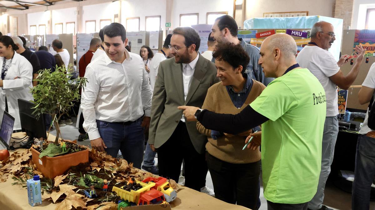 La alcaldesa de Onda, Carmina Ballester, junto al concejal de Innovación, Vicent Bou, y el equipo organizador, durante su recorrido por los estands de la feria científica.