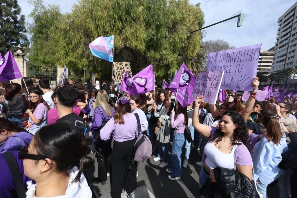 Las estudiantes toman las calles de València en el 8M