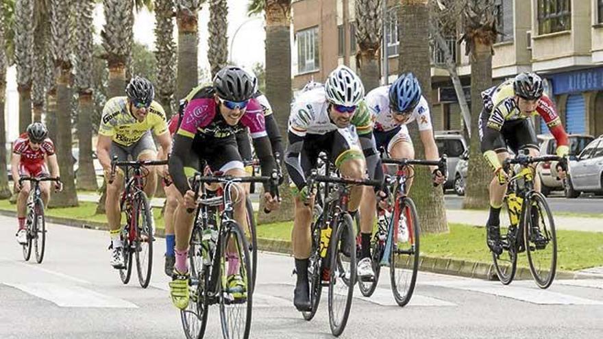 Un grupo de ciclistas de la prueba en su paso ayer por las calles de Manacor.