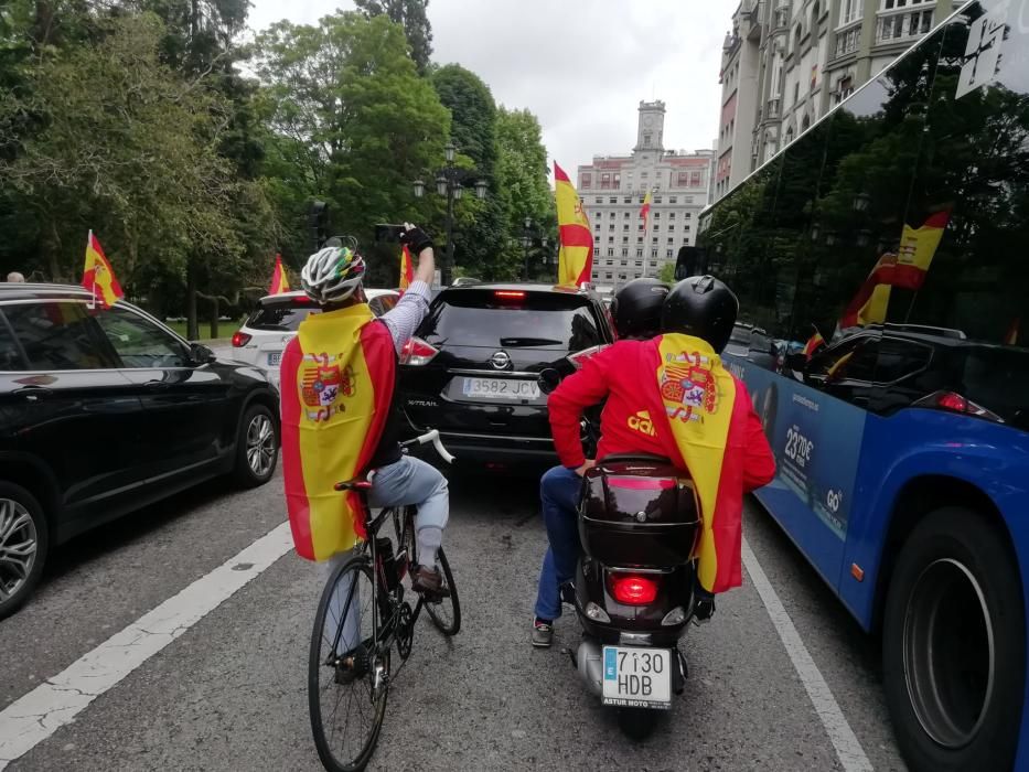 Así fue la manifestación en coche convocada por Vox en Oviedo