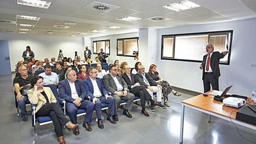 El consultor Manuel Tardáguilla explica los detalles del proyecto de Centro de Atención Especializada, ayer.