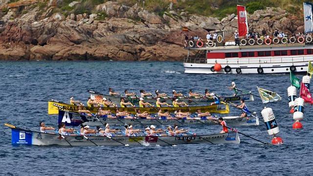 Arriba, salida de la regata femenina. Abajo, el público sigue la prueba desde paseo y rocas. |  // CARLOS PARDELLAS