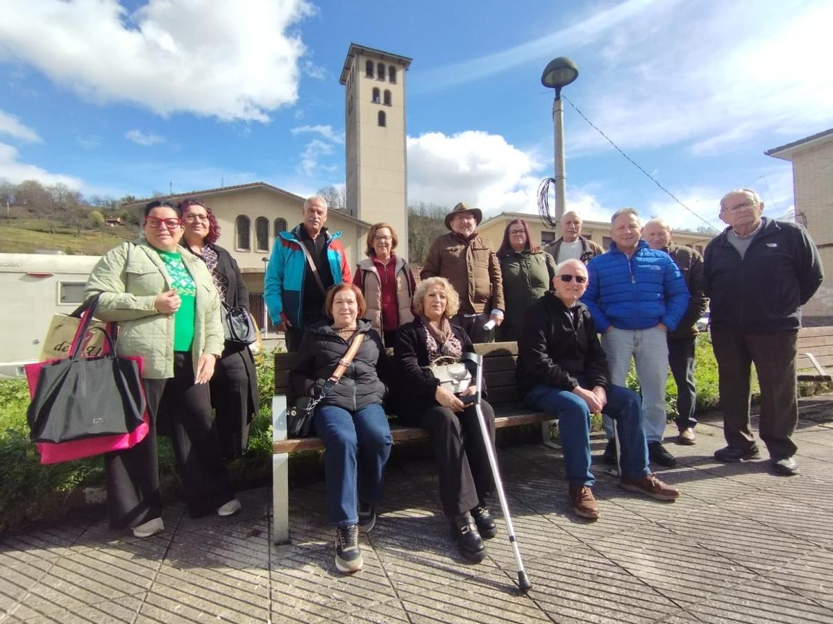 Directivos y socios de la asociación vecinal de Barredos, en la plaza de la iglesia.