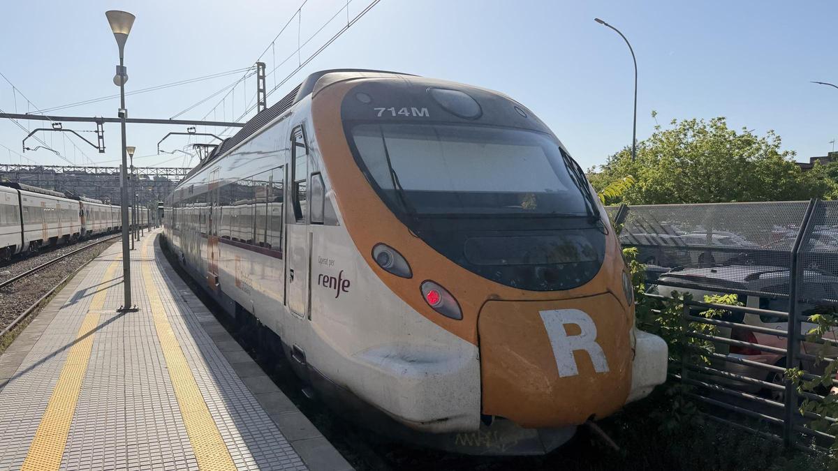 El primer tren de la R8 sortint de l’estació de Martorell