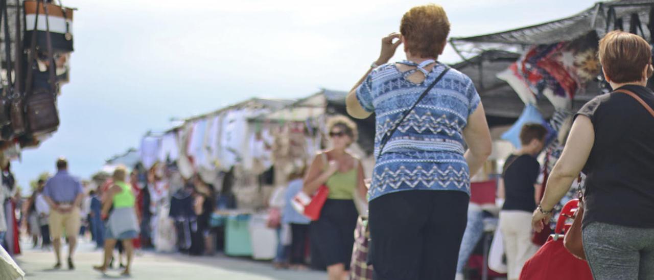 Mercadillo semanal de los viernes en Torrevieja/ Foto Tony Sevilla