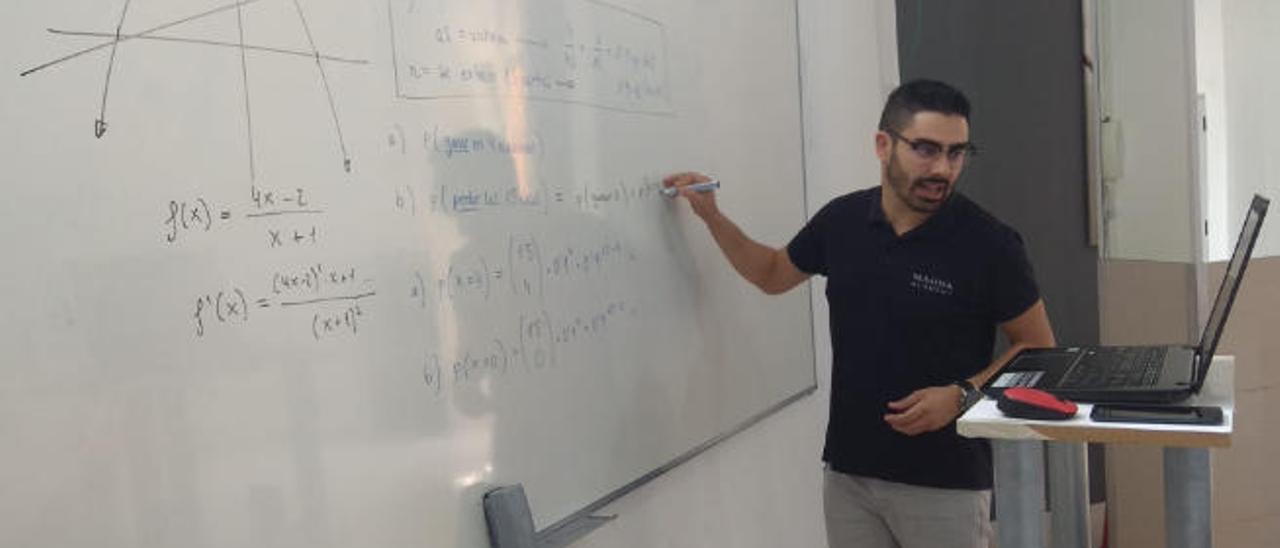 Alejandro Díaz Moreno, profesor de Magna Academy, da clases de refuerzo a su alumnado vía online desde el aula física para mantener la rutina académica.