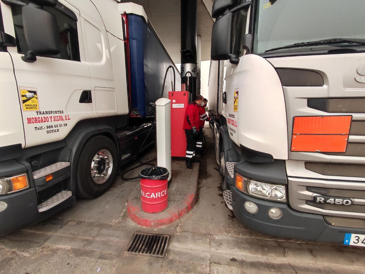 Dos camiones repostando en una gasolinera del Centro de Transportes.