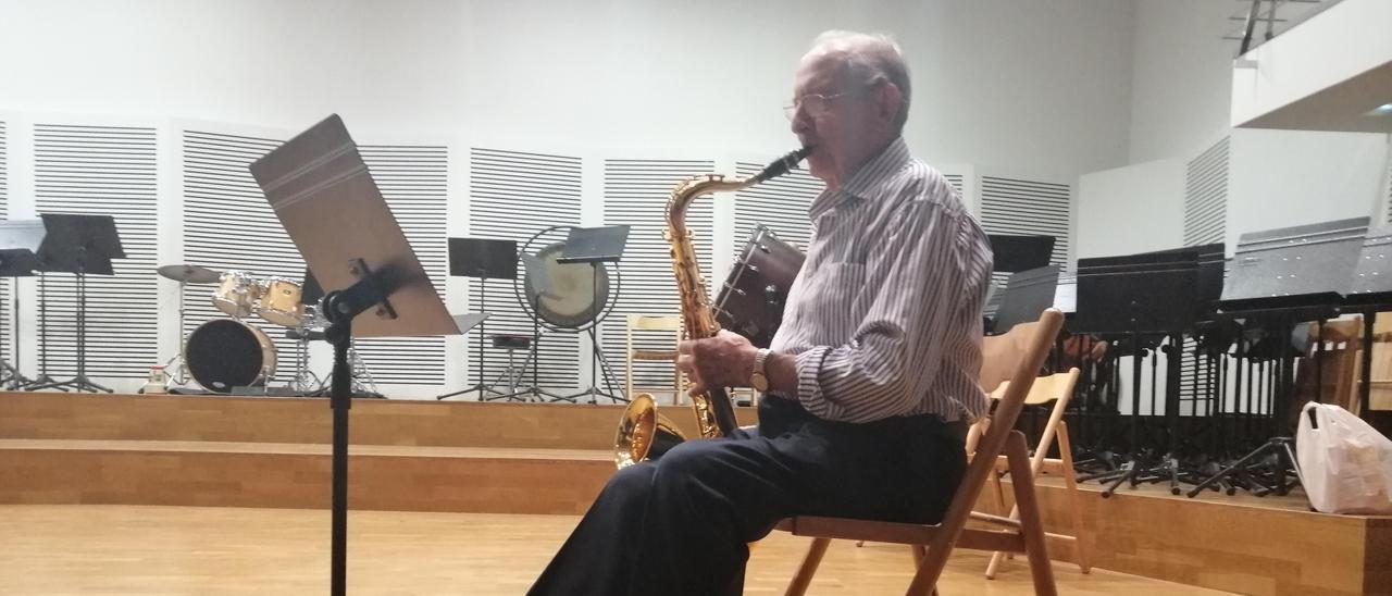 Salvador Murgui, músico desde hace más de 60 años, toca su saxofón tenor en el Musical de Foios.