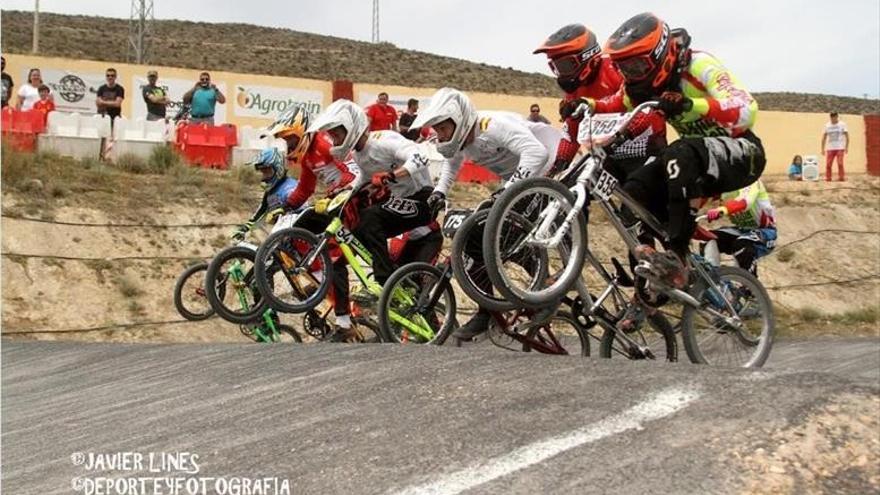 Un centenar de ciclistas comienzan en Ricla la Copa Aragón de BMX