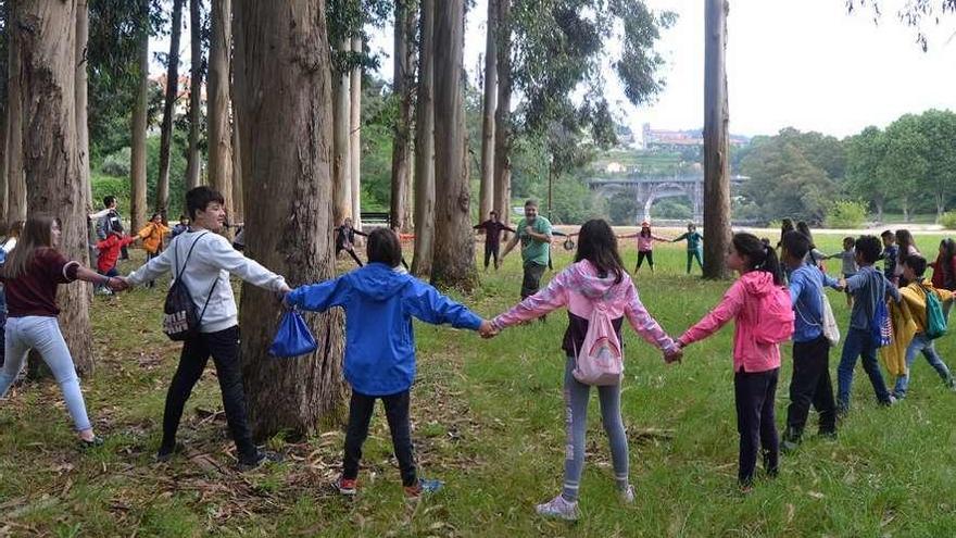 Alumnos participantes en las actividades de la Illa das Esculturas. // Duvi