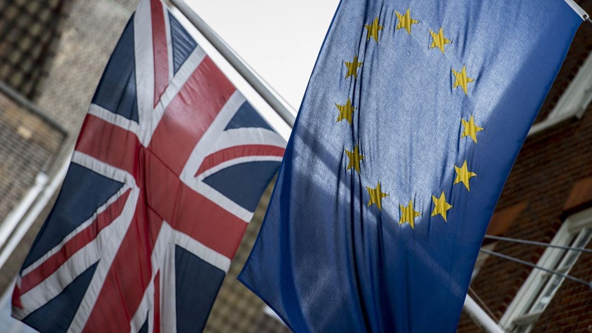 La bandera británica y la de la Unión Europea en las oficinas del parlamento europeo en Londres.