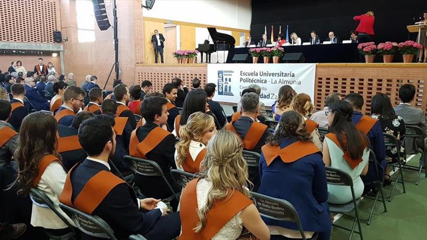 La EUPLA impone sus insignias a los graduados