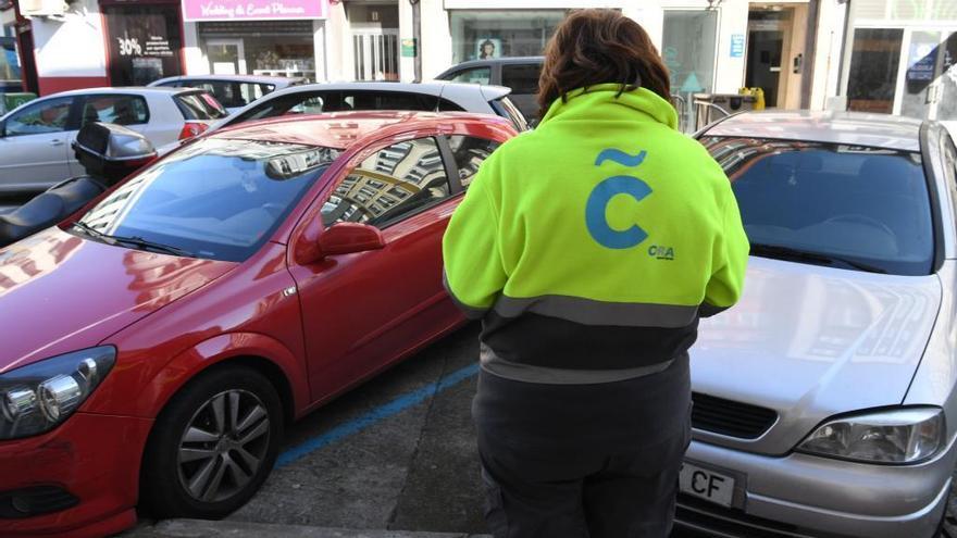 Una operaria del servicio de la ORA en A Coruña.