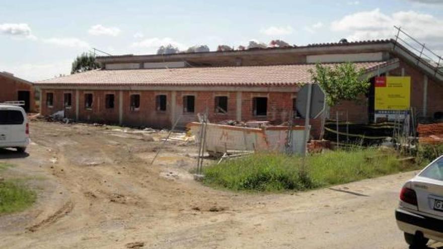 Una fotografia de la llar d&#039;infants de Tortellà, quan estava en obres de construcció.