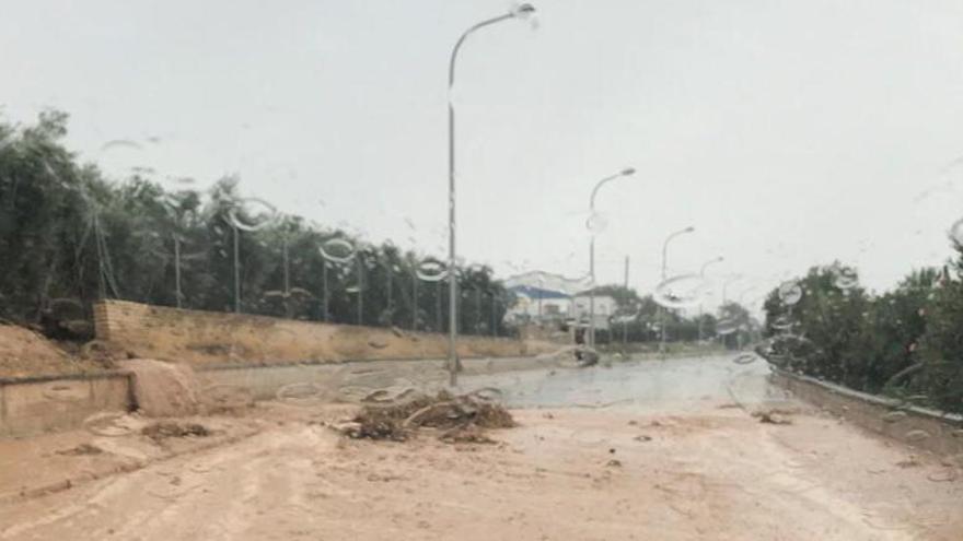 La carretera de la Fuente de las Piedras, inundada tras una fuerte tormenta.