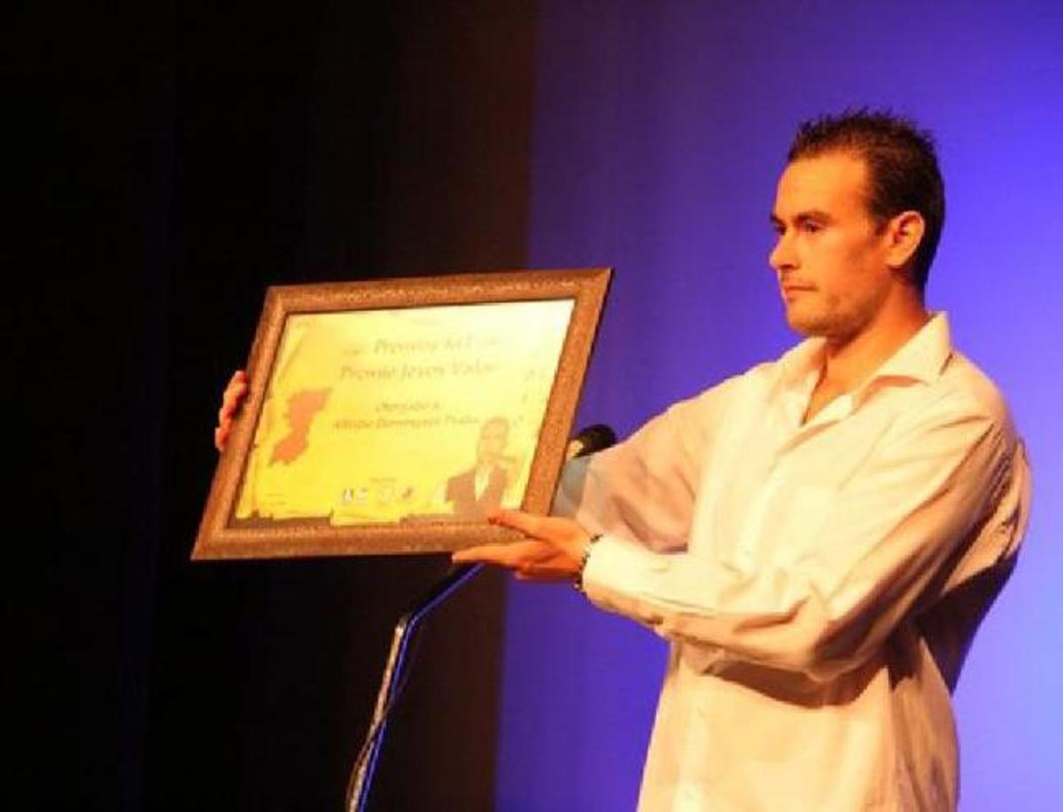 Alfredo Domínguez recibe un recuerdo de su reconocimiento.