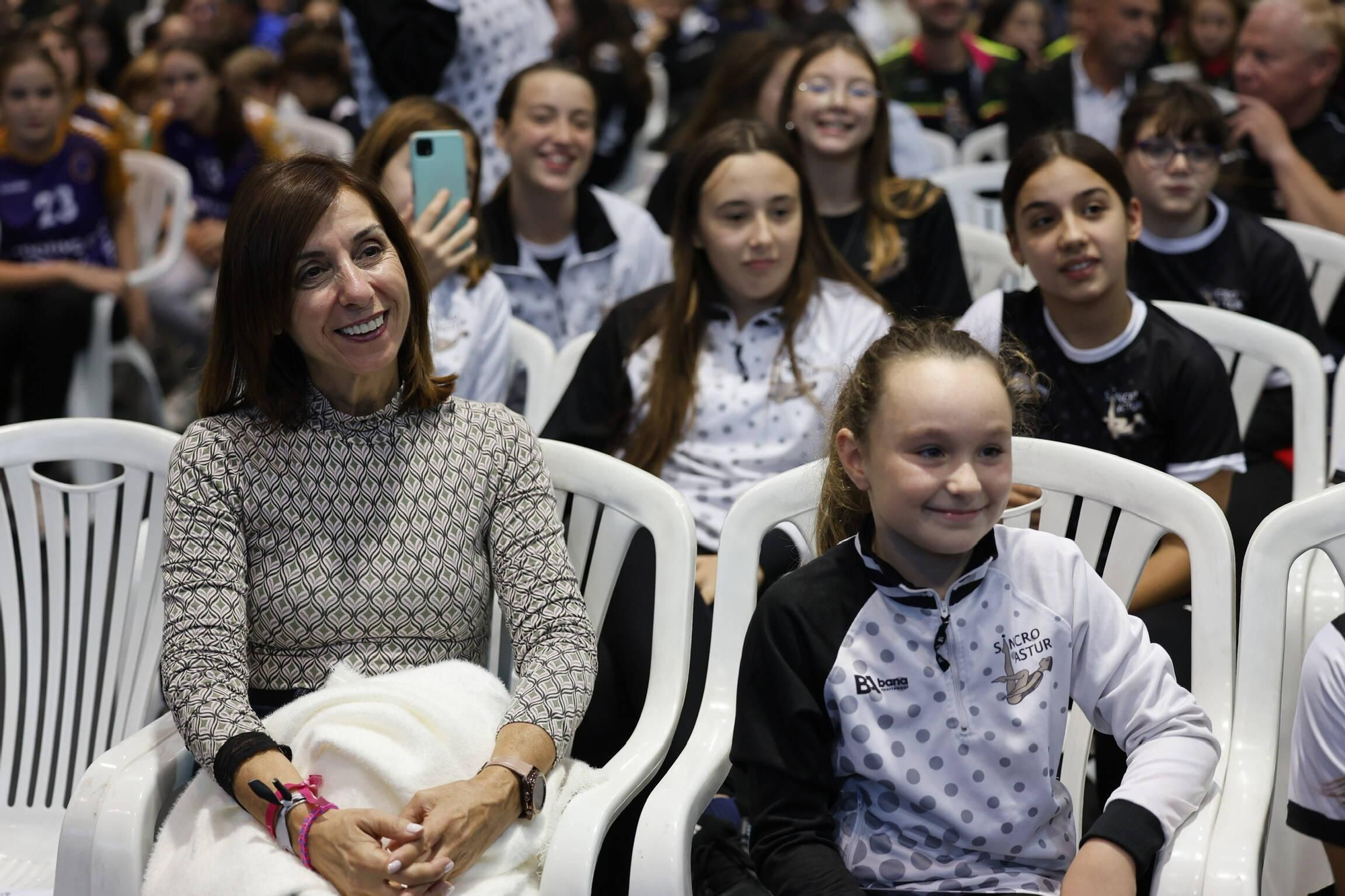 Carolina Marín recibe el cariño de medio millar de deportistas asturianos en Gijón y la visita sorpresa de Saúl Craviotto